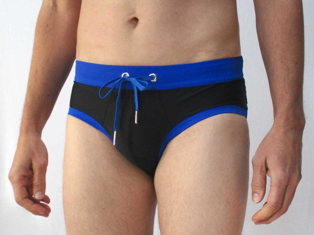 Men wear silicone underwear to play the role of women to pee.